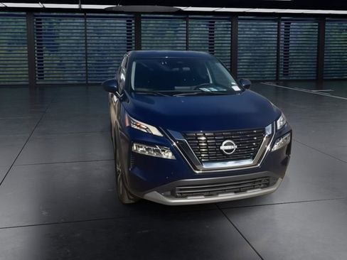 Used 2023 Nissan Rogue SV image 3