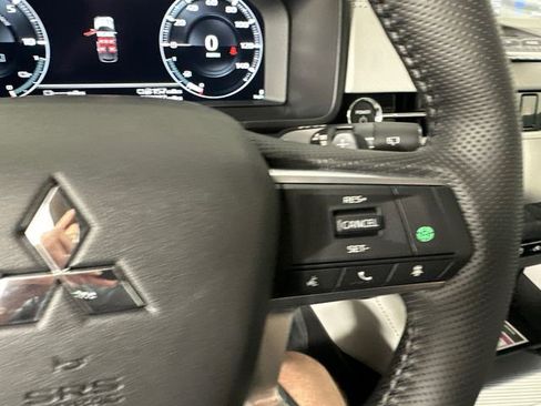 Used 2025 Mitsubishi Outlander 4WD Plug-In Hybrid image 33