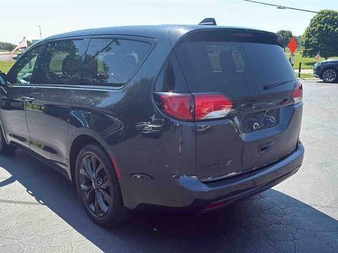 Used 2020 Chrysler Pacifica Touring w/ S Appearance Package FWD image 6
