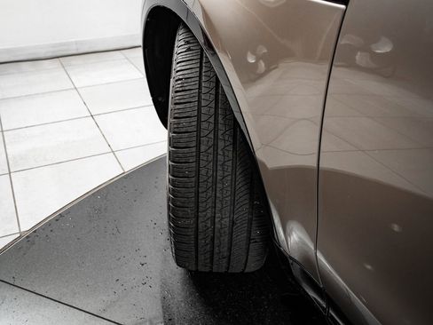 Certified 2024 Land Rover Discovery Metropolitan Edition image 43