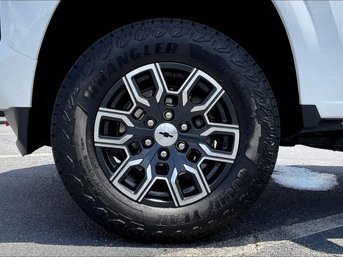 Used 2024 Chevrolet Colorado Z71 w/ Z71 Convenience Package 2 image 9