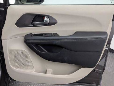 Used 2023 Chrysler Pacifica Touring-L FWD image 22