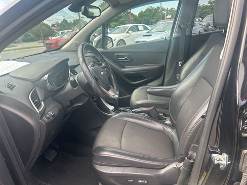Used 2020 Chevrolet Trax LT w/ LT Convenience Package FWD image 9