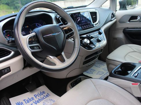 Used 2018 Chrysler Pacifica Limited w/ Advanced Safetytec Group FWD image 11