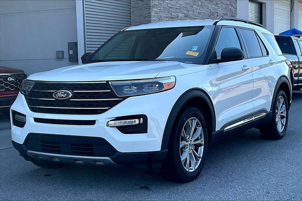 Used 2023 Ford Explorer XLT w/ Equipment Group 202A RWD image 3