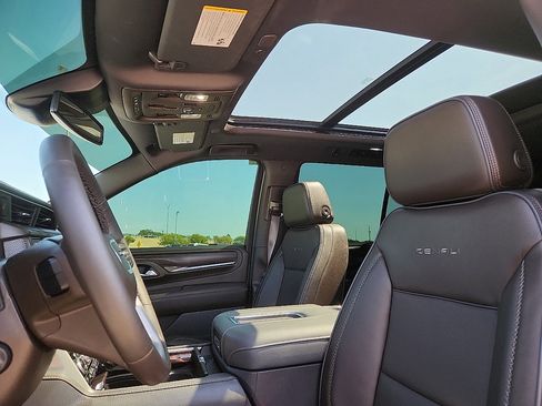 Used 2024 GMC Yukon Denali image 7