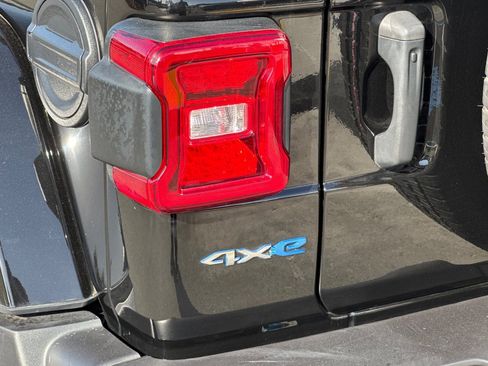 Used 2023 Jeep Wrangler Unlimited Sahara w/ Cold Weather Group AWD/4WD image 12