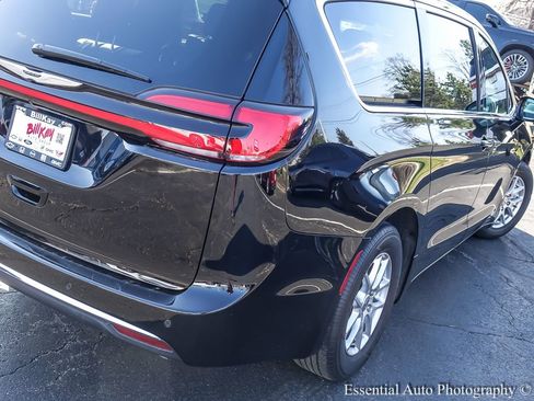 Used 2025 Chrysler Pacifica Select image 9