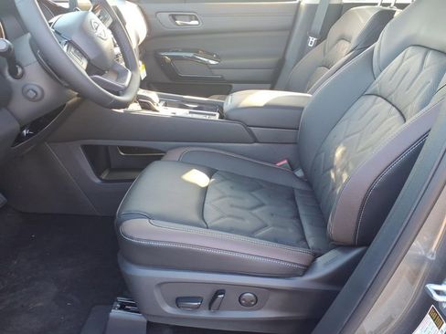 New 2026 Nissan Pathfinder Platinum FWD image 12