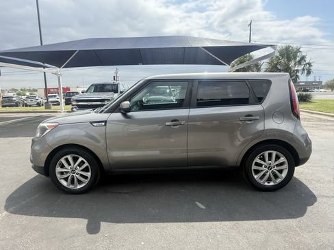Used 2018 Kia Soul + FWD image 4