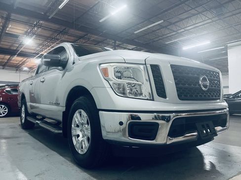 Used 2019 Nissan Titan SV w/ SV Convenience Package RWD image 4