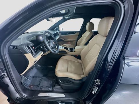 Certified 2025 Porsche Cayenne AWD/4WD image 5