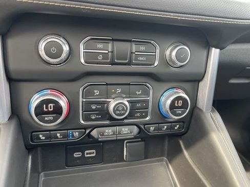Used 2023 GMC Yukon XL SLT w/ SLT Luxury Package AWD/4WD image 9