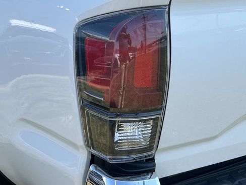 Used 2018 Toyota Tacoma TRD Off-Road AWD/4WD image 10