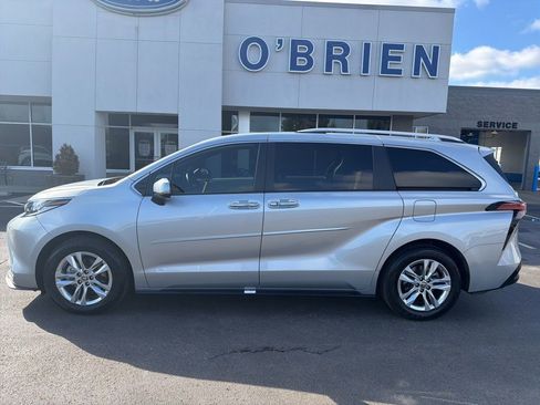 Used 2024 Toyota Sienna Limited image 2