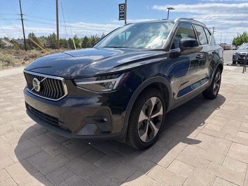 Used 2025 Volvo XC40 B5 Plus AWD/4WD image 4