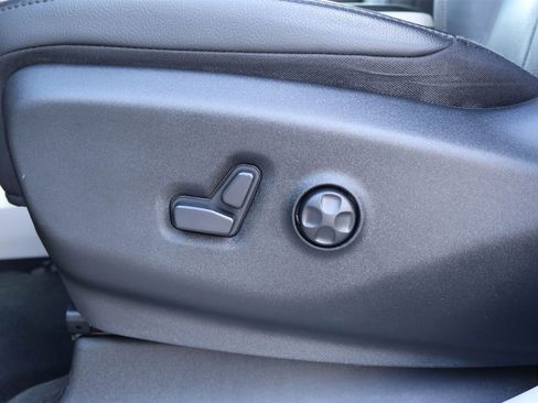 Used 2020 Chrysler Pacifica Touring-L w/ Tire & Wheel Group image 24