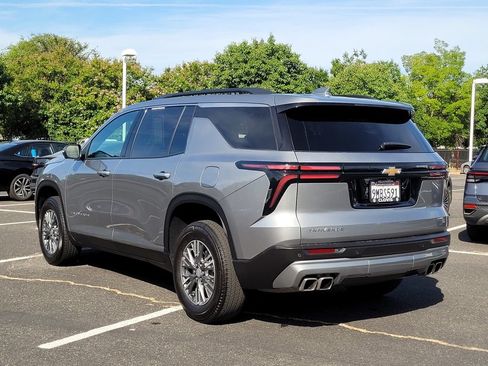 Used 2024 Chevrolet Traverse LT FWD image 8