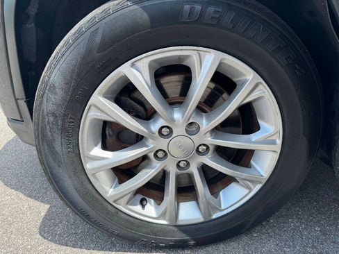 Used 2019 Jeep Cherokee Latitude w/ Popular Appearance Group FWD image 23