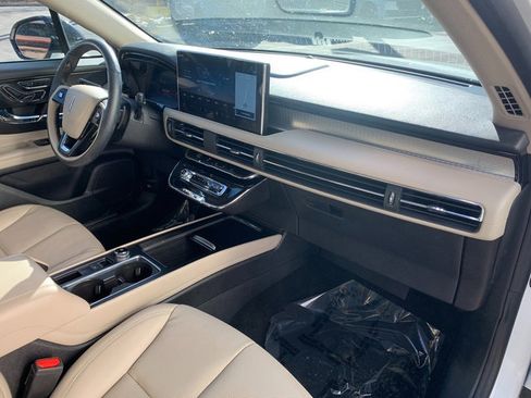 Certified 2025 Lincoln Corsair Premiere w/ Equipment Group 101A image 12