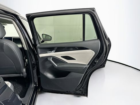 Used 2025 Volkswagen Tiguan SE image 30