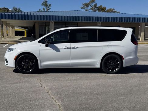 New 2026 Chrysler Pacifica Select w/ S Appearance Package image 2