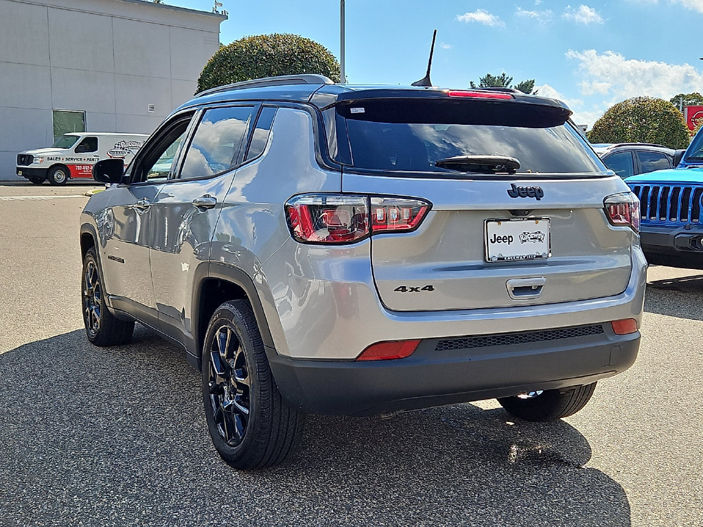 Used 2023 Jeep Compass Latitude w/ Convenience Group AWD/4WD image 5