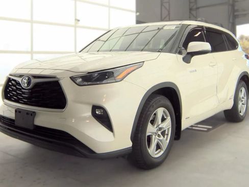 Used 2021 Toyota Highlander LE AWD/4WD image 1