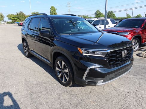 Used 2025 Honda Pilot Touring image 2
