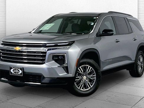 Used 2024 Chevrolet Traverse LT image 12