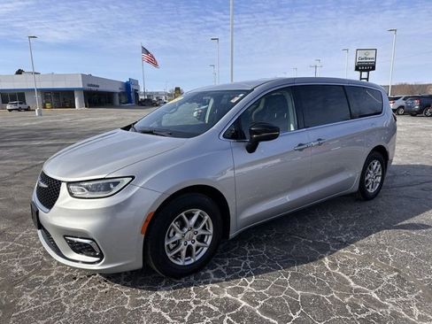 Used 2024 Chrysler Pacifica Touring-L image 1