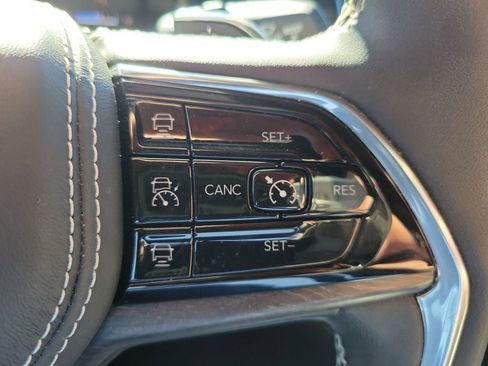 Used 2023 Jeep Grand Cherokee Overland w/ Luxury Tech Group IV image 24