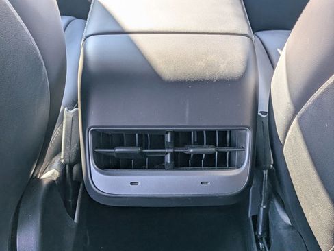 Used 2022 Tesla Model Y Long Range image 17