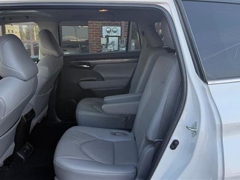 Used 2021 Toyota Highlander Limited image 22