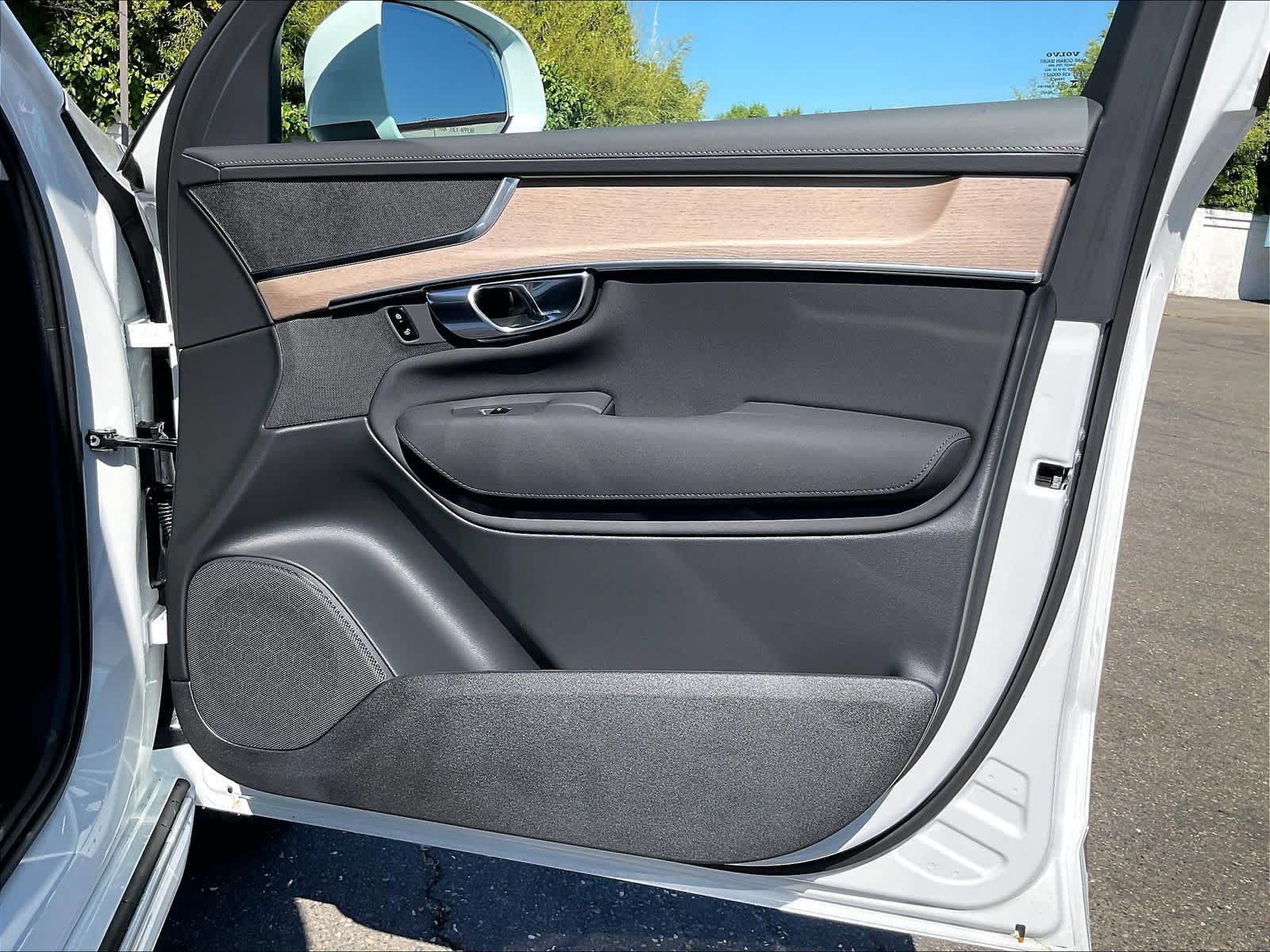 New 2026 Volvo XC90 T8 Core w/ Protection Package Premier AWD/4WD image 31
