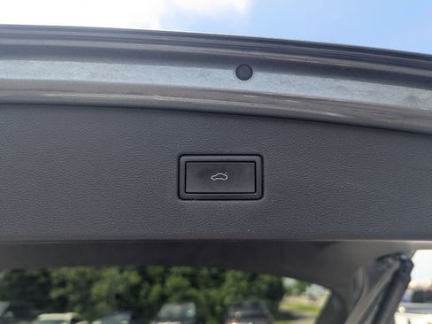 Used 2022 Volkswagen Tiguan SE image 36