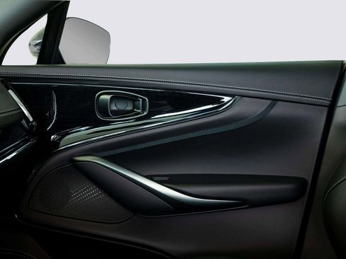 New 2026 Aston Martin DBX 707 image 13