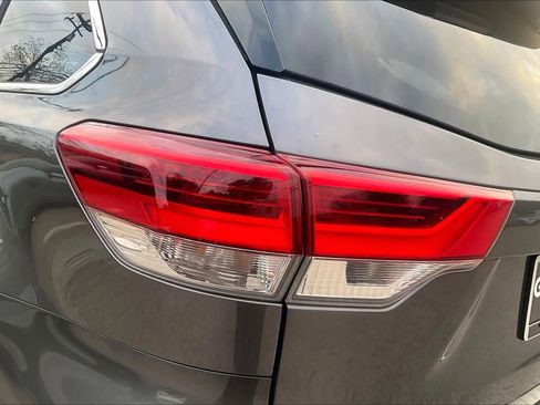 Used 2017 Toyota Highlander XLE image 29