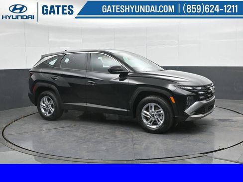 New 2025 Hyundai Tucson SE image 1