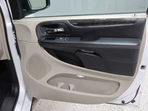 Used 2016 Chrysler Town & Country Touring FWD image 22