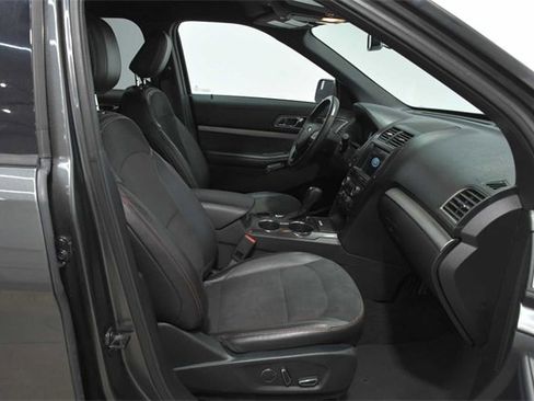 Used 2019 Ford Explorer XLT image 13