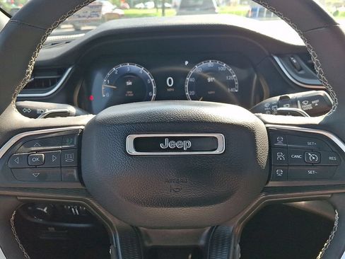 Used 2023 Jeep Grand Cherokee Altitude AWD/4WD image 21