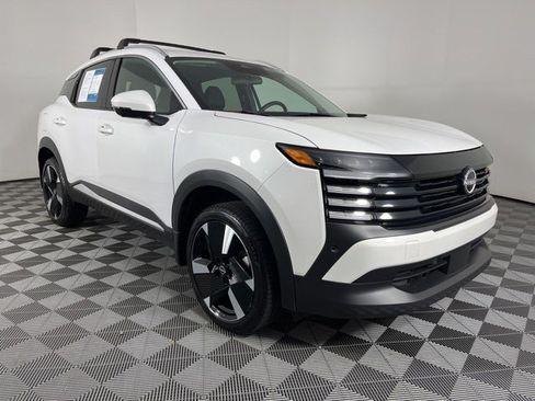 Used 2025 Nissan Kicks SR FWD image 2