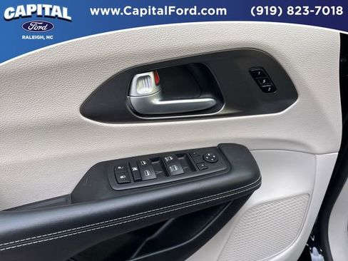 Used 2024 Chrysler Pacifica Touring-L image 20