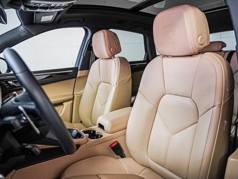 Certified 2025 Porsche Macan image 5