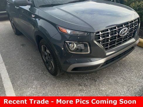 Used 2024 Hyundai Venue SEL image 2