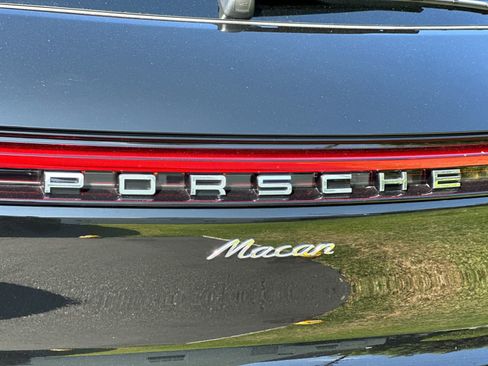 Certified 2025 Porsche Macan AWD/4WD image 31