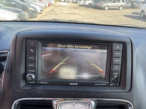 Used 2015 Chrysler Town & Country Touring w/ Driver Convenience Group image 25