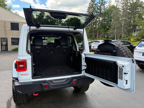 Used 2019 Jeep Wrangler Unlimited Sahara w/ Quick Order Package 24M Moab AWD/4WD image 12