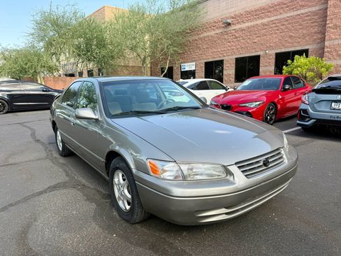 Used 1998 Toyota Camry LE FWD image 3
